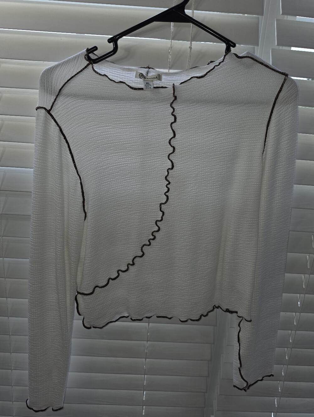 #2631, Versona Contrast Exposed-Seam Lettuce Trim Top Sz XL NWT